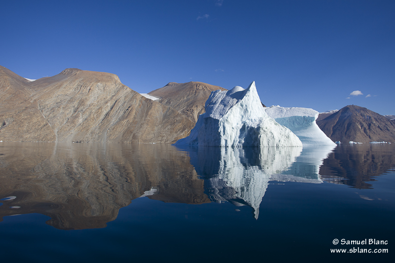 Iceberg et paysage dans le Fjord Franz Joseph au Groenland